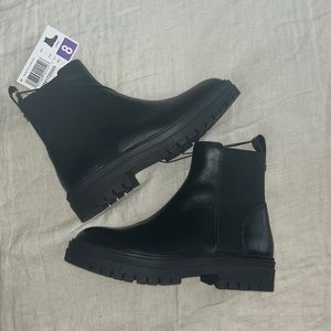 Steve Madden black boots never worn!!